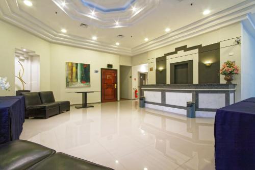 a lobby with a waiting room with a couch and a table at Bristol The Time Berrini in Sao Paulo