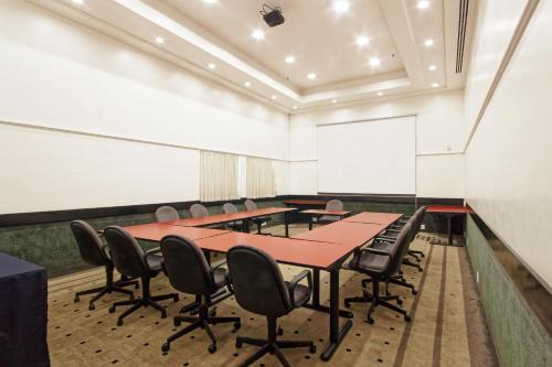 a conference room with a long table and chairs at Bristol The Time Berrini in Sao Paulo
