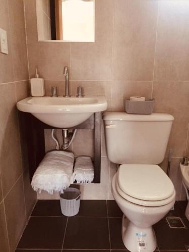 uma casa de banho com um WC e um lavatório em Espacio Guemes em Chivilcoy