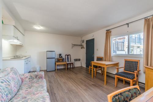 Kuchyň nebo kuchyňský kout v ubytování Bluebird Motel
