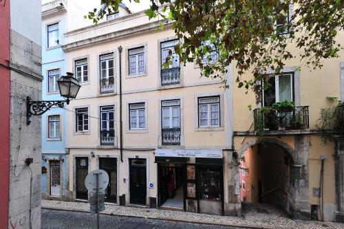 un edificio en una calle frente a un edificio en Localtraveling Remedios, en Lisboa