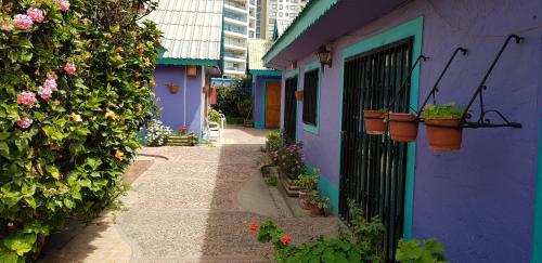 una casa colorida con macetas al costado. en Las Tinajas Frente A La Playa en Coquimbo