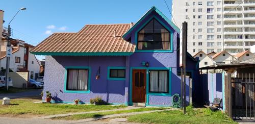 una casa morada y azul con techo rojo en Las Tinajas Frente A La Playa en Coquimbo