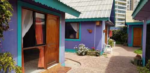 una casa colorida con una puerta en una calle en Las Tinajas Frente A La Playa en Coquimbo