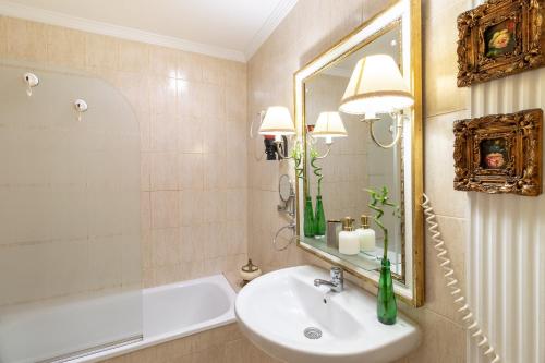 y baño con lavabo, bañera y espejo. en Flatguest - Flat with Art, en Las Palmas de Gran Canaria