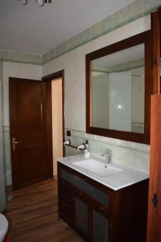 a bathroom with a sink and a mirror at Apartamento Tabayba Arena in Punta Mujeres
