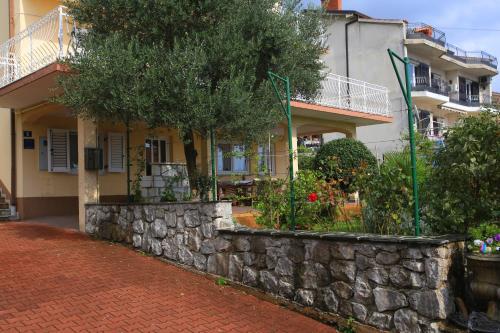 una pared de retención de piedra frente a un edificio en Apartment Rosa, en Rijeka