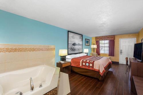 Katil atau katil-katil dalam bilik di Super 8 by Wyndham Bradenton Sarasota Area