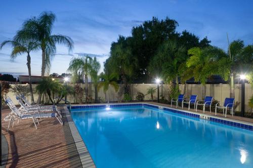 Kolam renang di atau dekat dengan Super 8 by Wyndham Bradenton Sarasota Area
