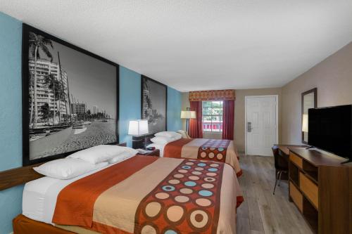 Katil atau katil-katil dalam bilik di Super 8 by Wyndham Bradenton Sarasota Area