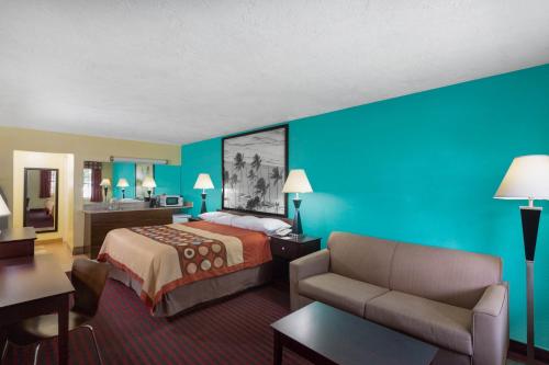 Katil atau katil-katil dalam bilik di Super 8 by Wyndham Bradenton Sarasota Area