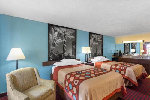 Katil atau katil-katil dalam bilik di Super 8 by Wyndham Bradenton Sarasota Area