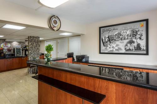 Gambar di galeri bagi Super 8 by Wyndham Bradenton Sarasota Area di Bradenton