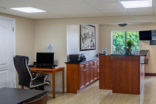 Televisyen dan/atau pusat hiburan di Super 8 by Wyndham Bradenton Sarasota Area