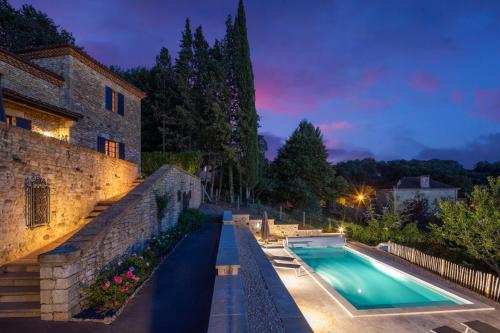 une piscine dans l'arrière-cour d'une maison dans l'établissement La Trappezienne, à Sarlat-la-Canéda
