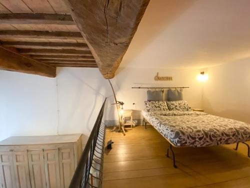 um quarto com uma cama e piso em madeira em Gioielli Di Priori em Perugia