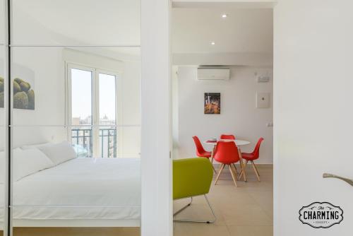 1 dormitorio con 1 cama y 1 mesa con sillas en Charming Gran Vía Callao en Madrid