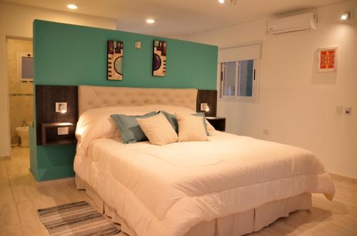En eller flere senger på et rom på ARROYO SUITE HOUSE