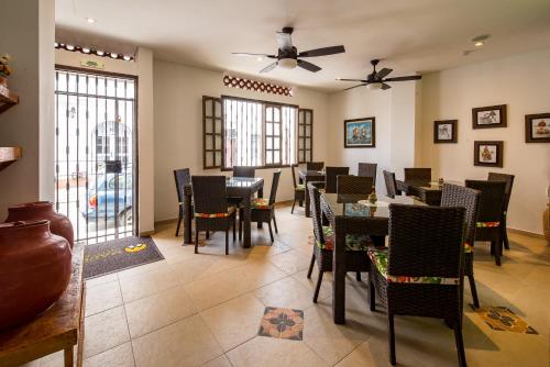 een eetkamer met tafels en stoelen in een restaurant bij Hotel Boutique Marbore in Santa Marta
