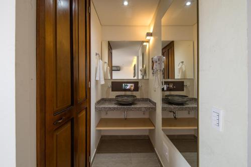 un bagno con due lavandini e uno specchio di Hotel Boutique Marbore a Santa Marta