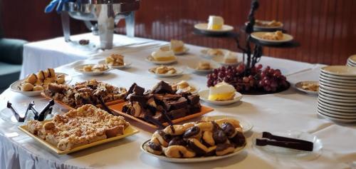 een tafel met verschillende desserts op borden op bij King Phillip motel in Gardner