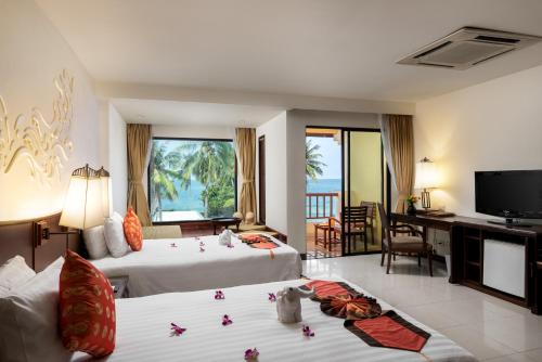 Säng eller sängar i ett rum på Patong Paragon Resort & Spa SHA Extra Plus