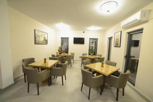 ein Restaurant mit Tischen und Stühlen in einem Zimmer in der Unterkunft VIR Villa in Kruševac
