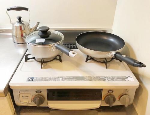 a pot and a pan on top of a stove at ピオーレ大手門402 in Fukuoka