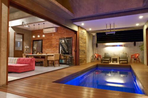 uma casa com piscina numa sala de estar em ISLA VILLA 1 amazing waterfall pool house near beach, bars & restaurants em Mactan