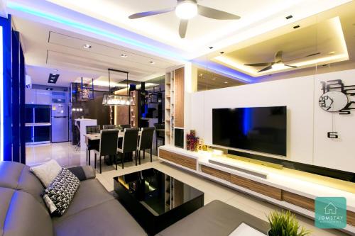 un soggiorno con divano e grande TV di JOMSTAY Majestic Premier Suites Ipoh Town a Ipoh