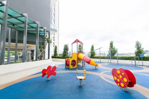 un parque infantil frente a un edificio en JOMSTAY Majestic Ipoh Suites, en Ipoh