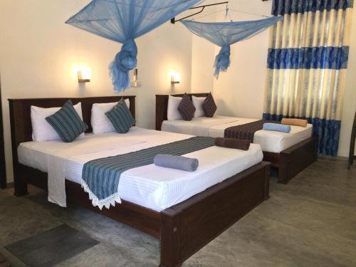 En eller flere senge i et værelse på Avendra Holiday Inn Weligama