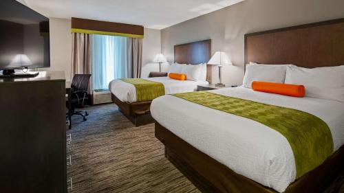 Katil atau katil-katil dalam bilik di Best Western Plus Liberal Hotel & Suites