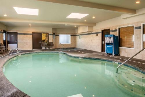 a large swimming pool in a hotel room at Comfort Inn Columbia Gorge in The Dalles