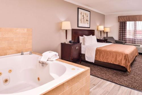 Кровать или кровати в номере Quality Inn & Suites Beaumont