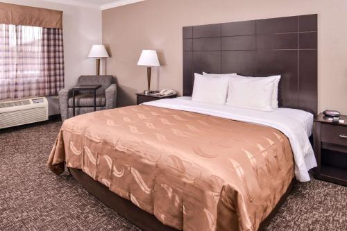 Кровать или кровати в номере Quality Inn & Suites Beaumont