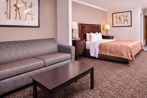 Кровать или кровати в номере Quality Inn & Suites Beaumont