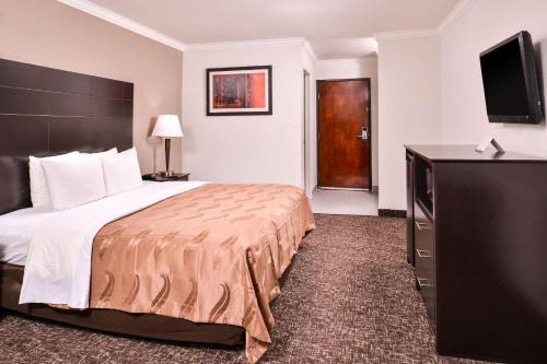 Кровать или кровати в номере Quality Inn & Suites Beaumont