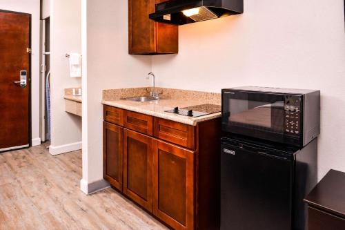 Кухня или мини-кухня в Quality Inn & Suites Beaumont

