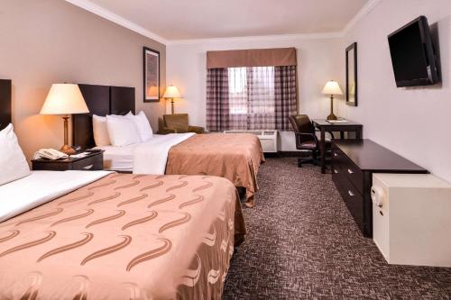 Кровать или кровати в номере Quality Inn & Suites Beaumont