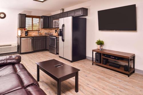 Кухня или мини-кухня в Quality Inn & Suites Beaumont
