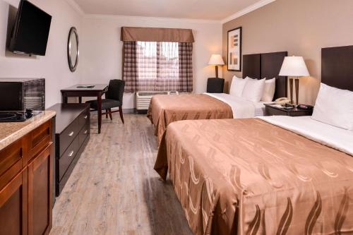 Кровать или кровати в номере Quality Inn & Suites Beaumont