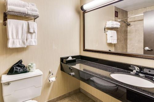 Ένα μπάνιο στο Clarion Hotel Convention Center