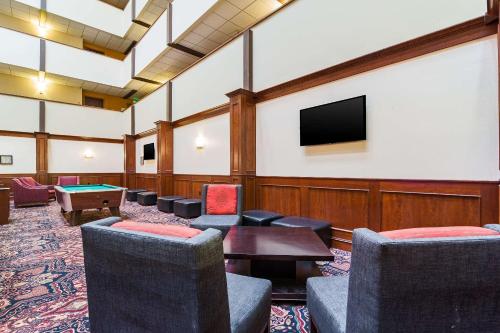 Μια τηλεόραση ή/και κέντρο ψυχαγωγίας στο Clarion Hotel Convention Center