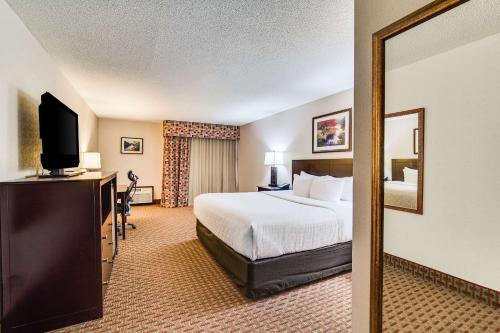 Säng eller sängar i ett rum på Clarion Hotel Convention Center