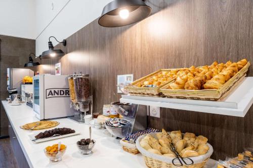 a bakery with bread and pastries on a counter at Best Western Hôtel Agen Le Passage, Agen Sud in Le Passage