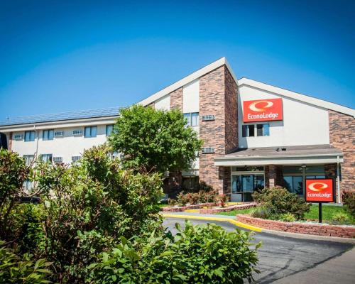 a rendering of the front of a hotel at Econo Lodge Kansas City Downtown North in Kansas City