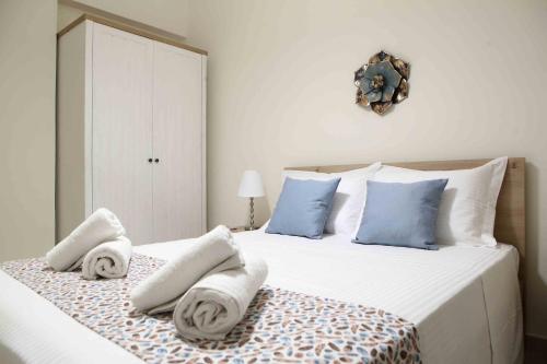 1 dormitorio con 1 cama con toallas en Best House, Anakreontos, Perivolaki, Nikaia, P..., en Pireo