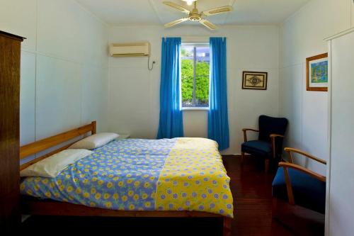 Una cama o camas en una habitación de Blue River Shack