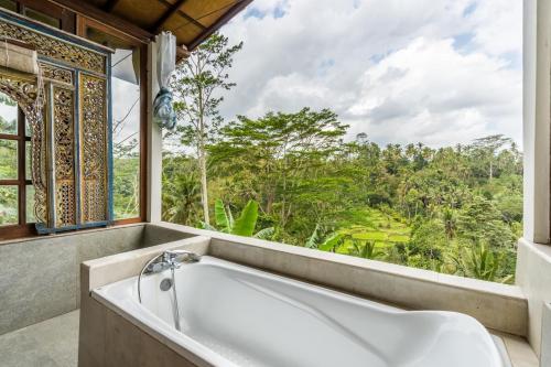 Kylpyhuone majoituspaikassa Tirta Asri Ubud Villa